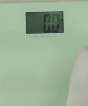 체중계에 두 발로 올라선 두 번째 시연 영상